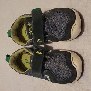 Plae Ty sneaker Toddler 7.5 velcro green with heel pull tab
